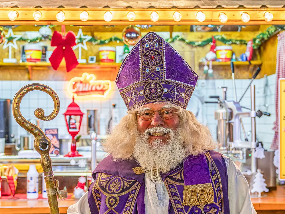 Der Nikolaus im Bischofsgewand mit Mitra und Bischofsstab auf dem Weihnachtsmarkt in Hof