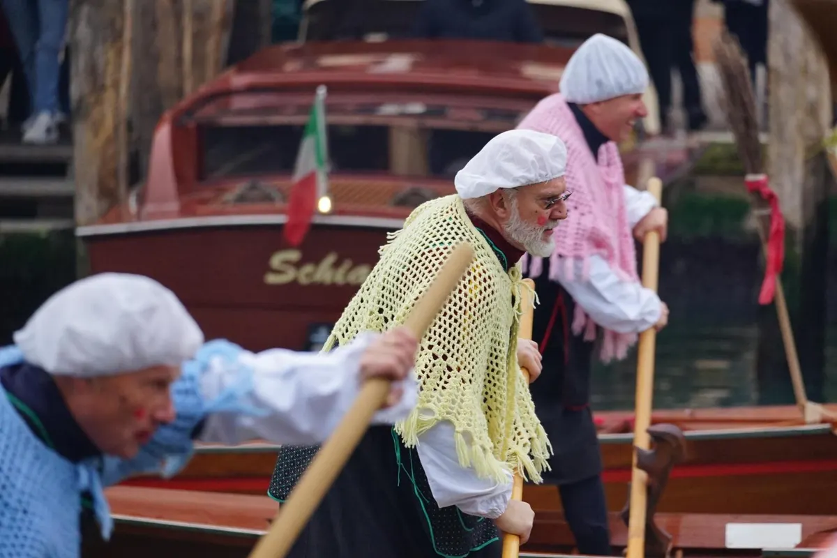 Regata delle Befane a Venezia: vogatori vestiti da Befana (foto 2025)
