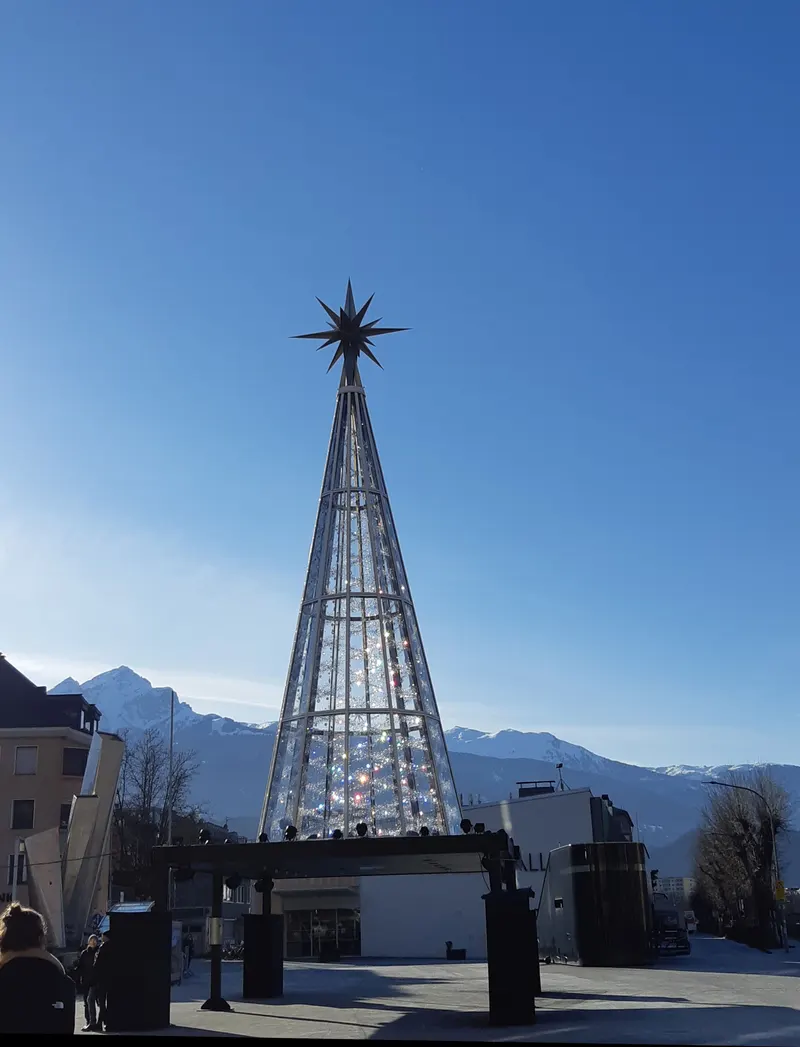 Der Kristallbaum am Marktplatz in Innsbruck im Winterlicht