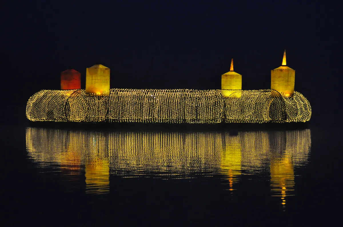 Beleuchteter schwimmender Adventkranz auf dem Wörthersee bei Velden