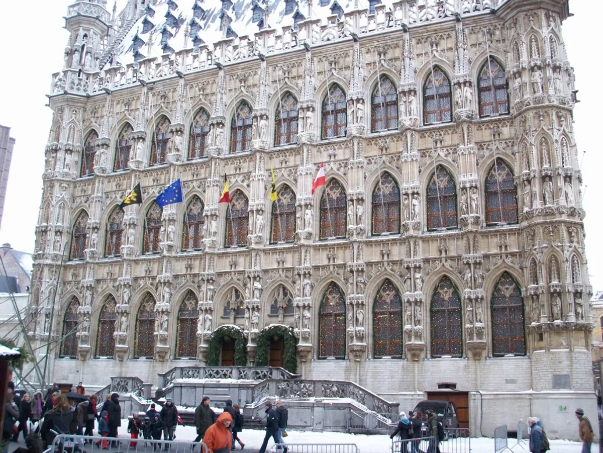Stadhuis van Leuven in kerstsfeer met sneeuw en kerstkransen