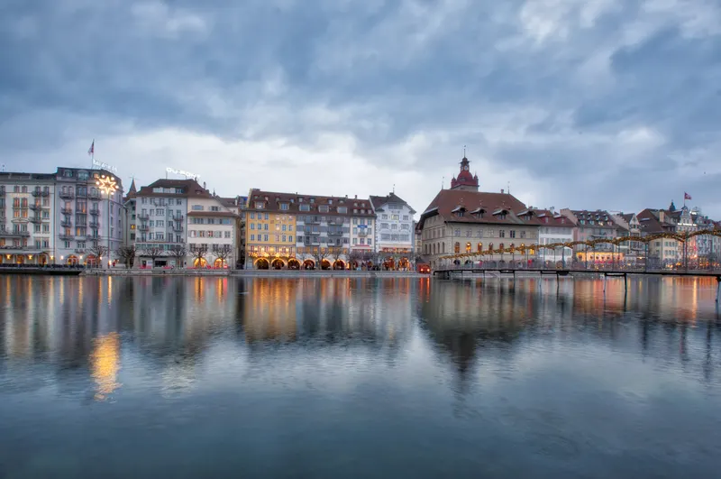 Luzerner Altstadt an der Reuss mit Weihnachtsbeleuchtung in der Dämmerung