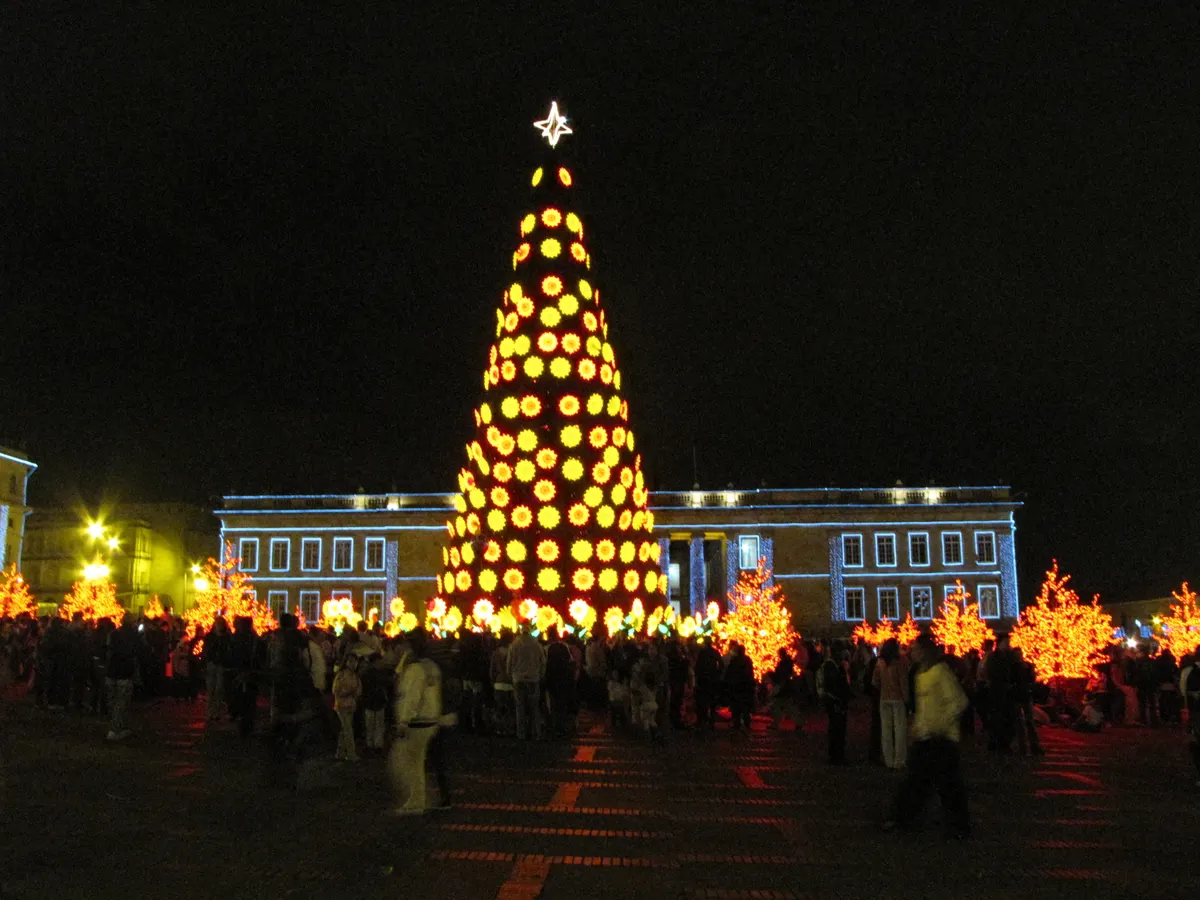 Gran árbol de Navidad iluminado en la Plaza de Bolívar de Bogotá de noche