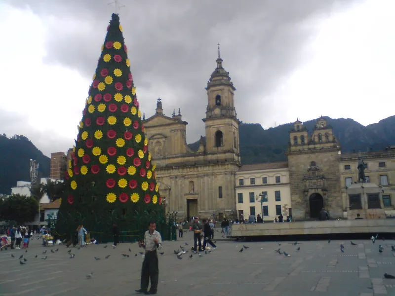 Árbol de Navidad frente a la Catedral Primada en la Plaza de Bolívar de Bogotá