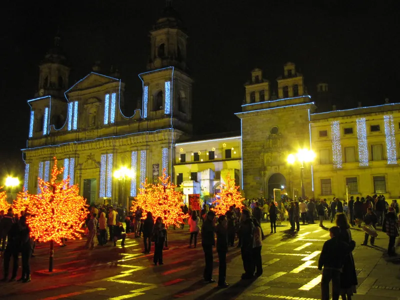 Catedral Primada y árboles de luces doradas en la Plaza de Bolívar en Navidad
