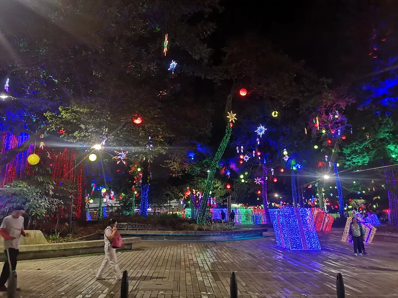 Regalos luminosos y árboles decorados de noche en el alumbrado de Itagüí