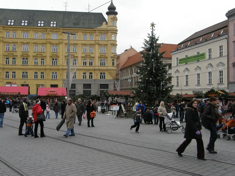 Vánoční trhy a strom na náměstí Svobody v Brně