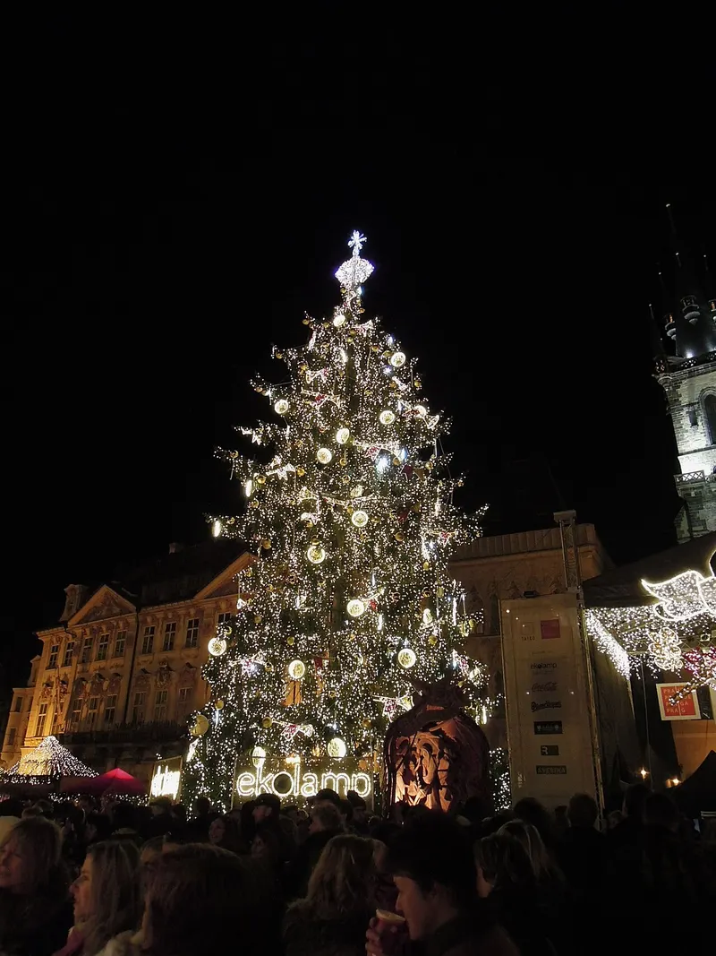 Ozdobený vánoční strom na Staroměstském náměstí a věže Týnského chrámu