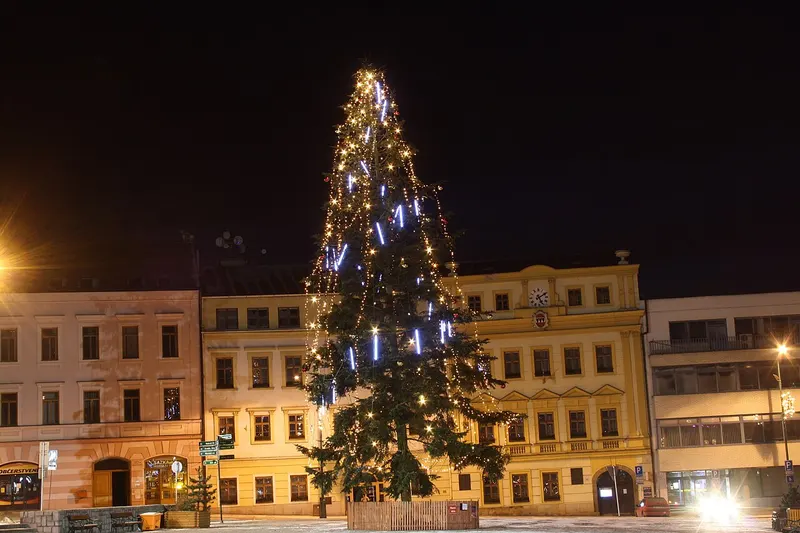 Vánoční strom s modrými světly před radnicí v Třebíči