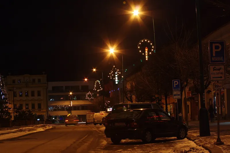 Karlovo náměstí v Třebíči s vánočním osvětlením