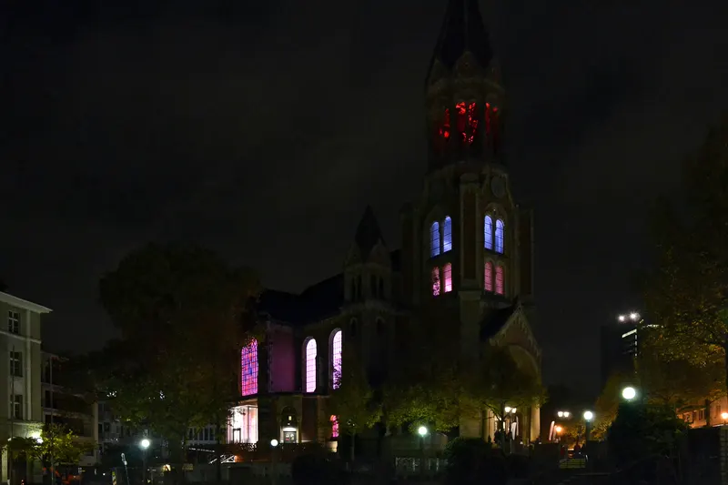 Beleuchtete Kreuzeskirche beim Essen Light Festival bei Nacht