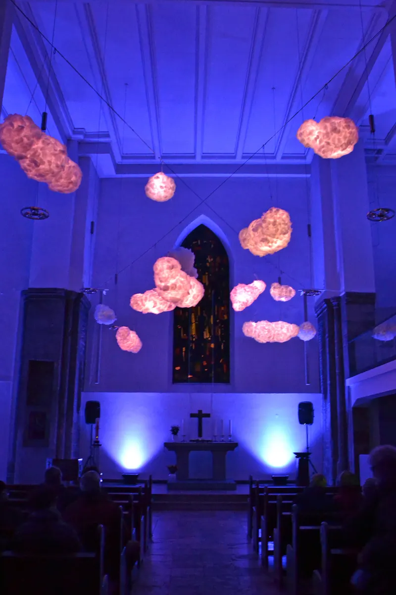 Leuchtende Wolken-Installation Wolkenklang in der Marktkirche Essen