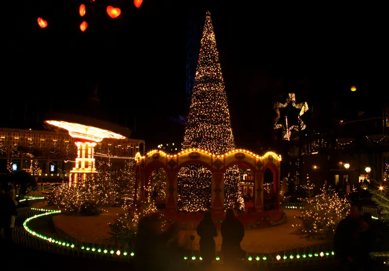 Julelys i Tivoli Gardens en mørk decemberaften