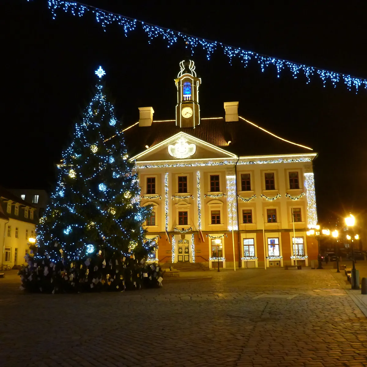 Tartu raekoda ja valgustatud jõulukuusk õhtul