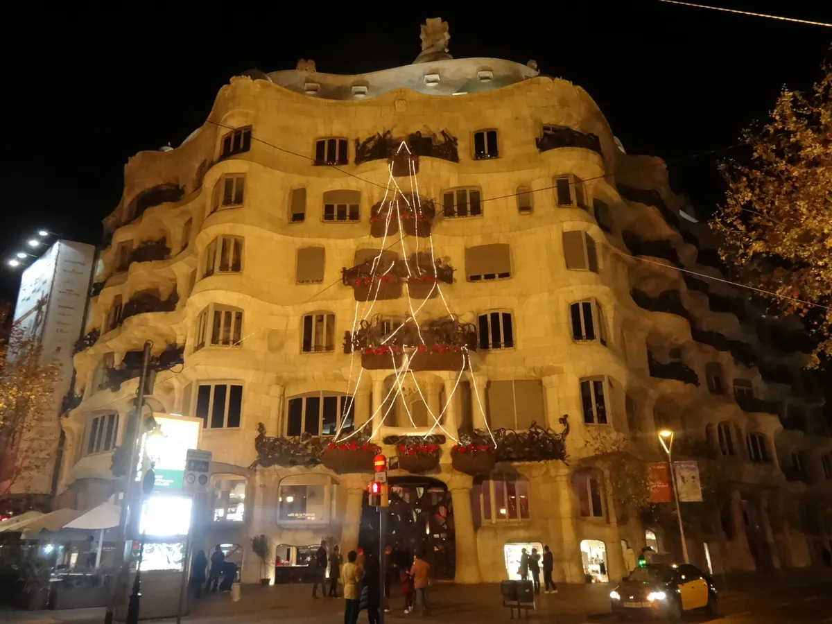 La Casa Milà del Passeig de Gràcia con luces de Navidad en la fachada