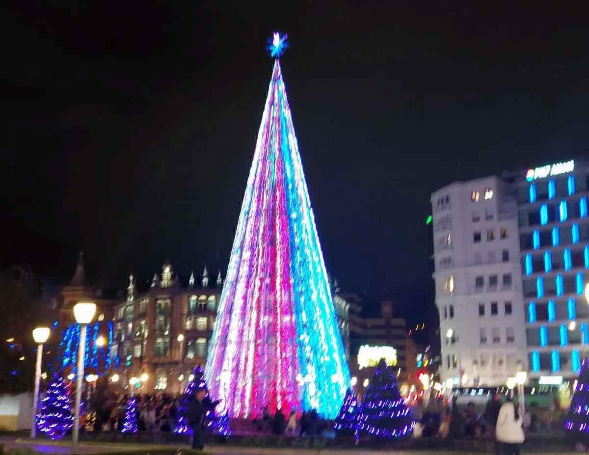 El árbol de Navidad luminoso de la Plaza Moyúa de Bilbao por la noche