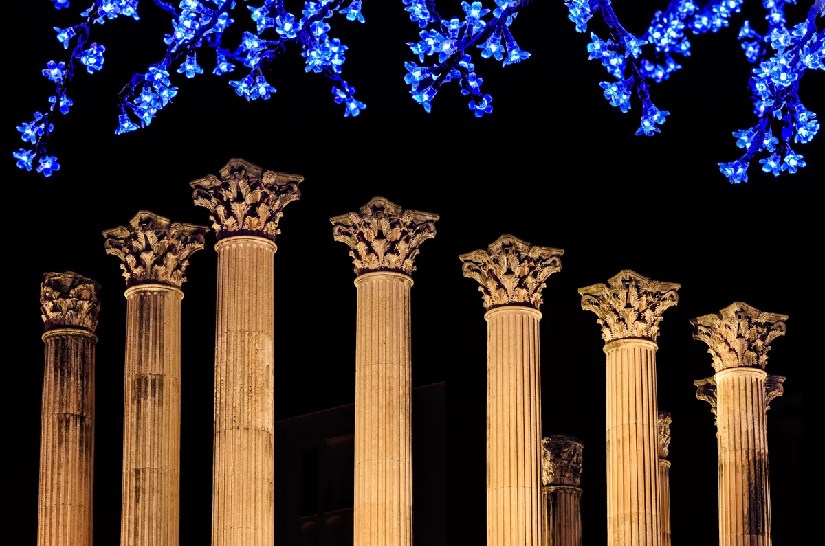 Columnas del templo romano de Córdoba iluminadas en Navidad