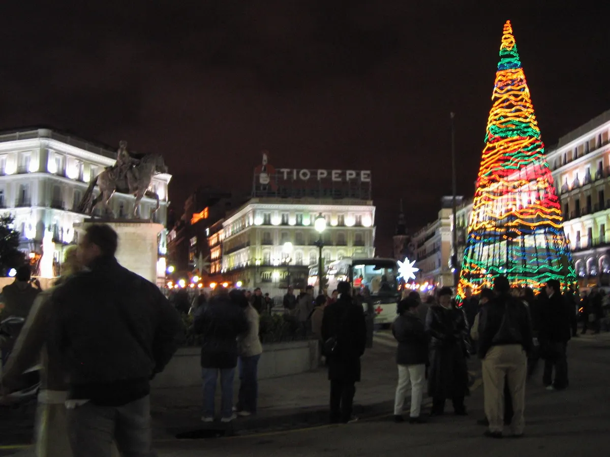 La Puerta del Sol de Madrid con el árbol de Navidad iluminado