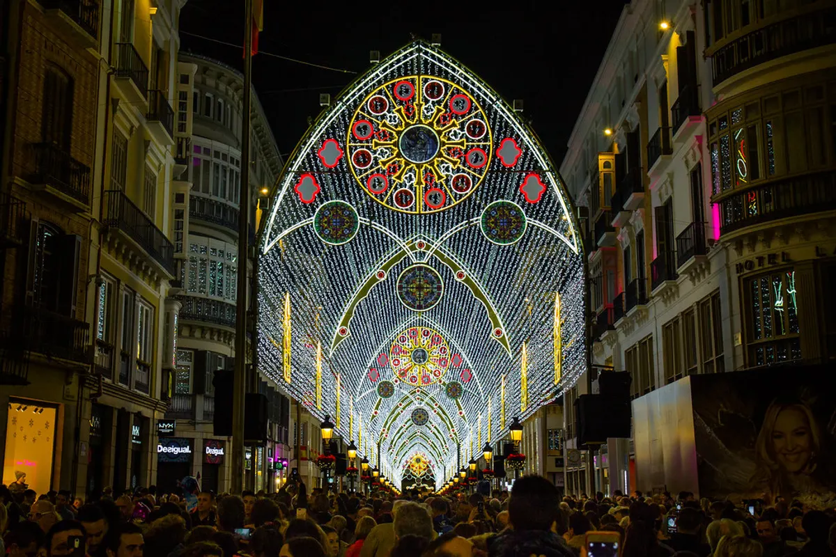 La calle Larios de Málaga con el gran arco de luces de Navidad por la noche