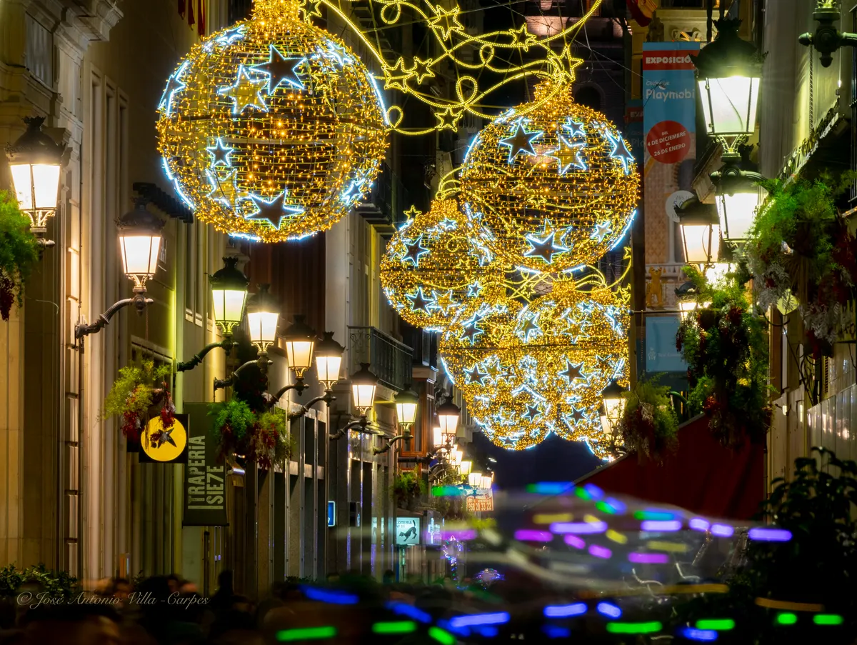 Calle Trapería de Murcia con bolas luminosas de Navidad