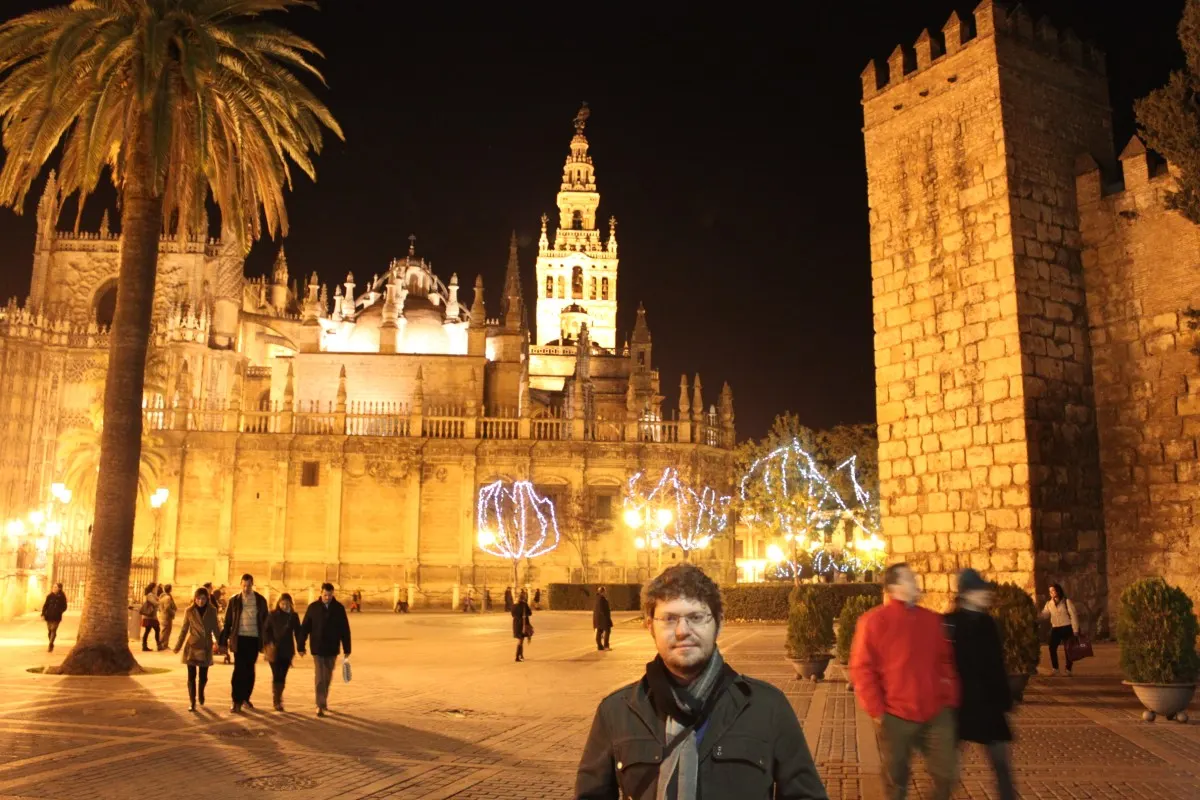 La Catedral y la Giralda de Sevilla con luces de Navidad por la noche