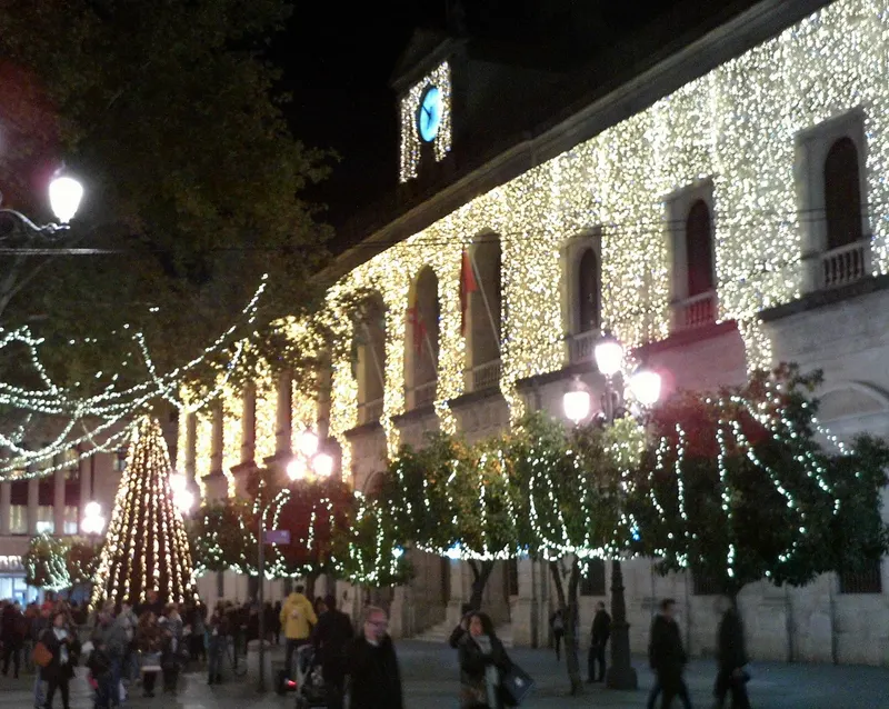 El Ayuntamiento de Sevilla con decoración luminosa de Navidad
