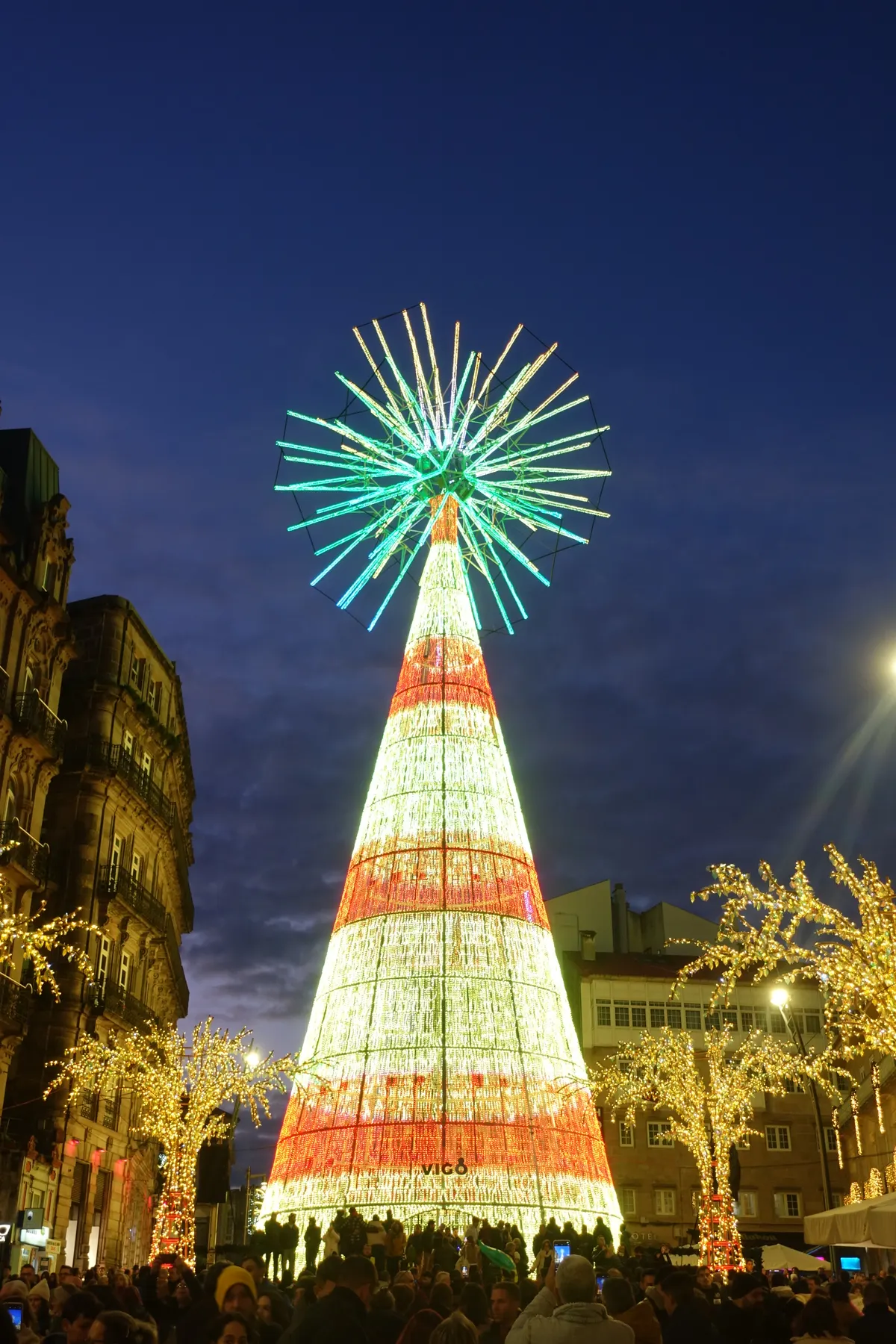 El árbol de Navidad luminoso de Vigo en la Puerta del Sol