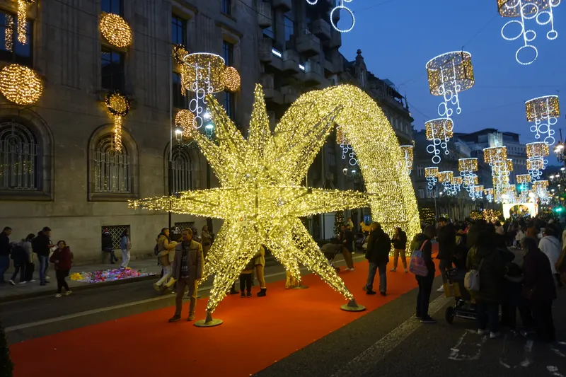 Estrella luminosa gigante en una calle de Vigo en Navidad