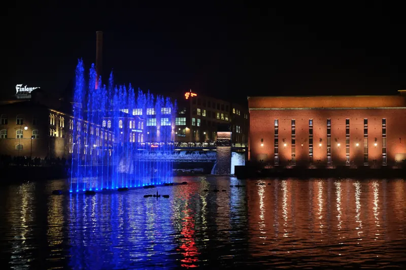 Värivalaistu suihkulähde ja Tammerkosken rantarakennukset Tampereen valoviikoilla