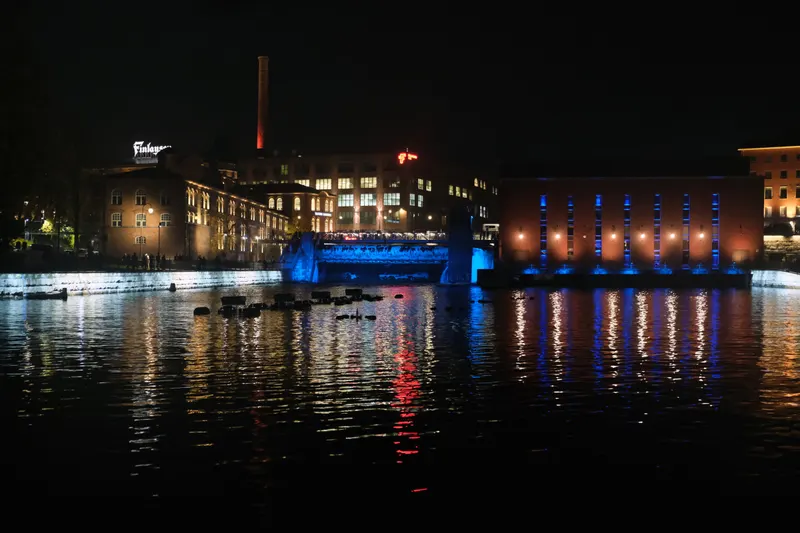 Tammerkosken rannan valaistut tehdasrakennukset Tampereen valoviikkojen aikaan