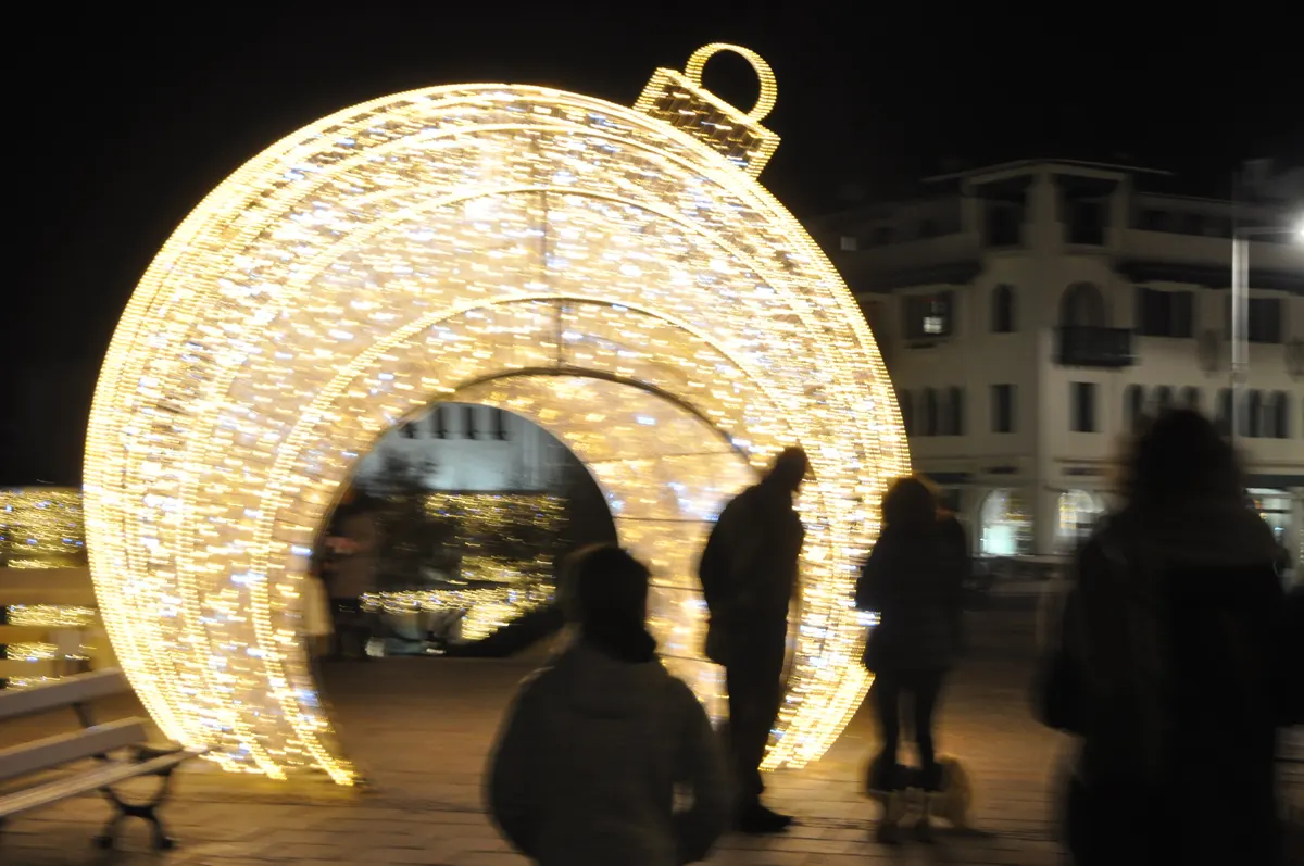 Boule de Noël géante lumineuse à Biarritz