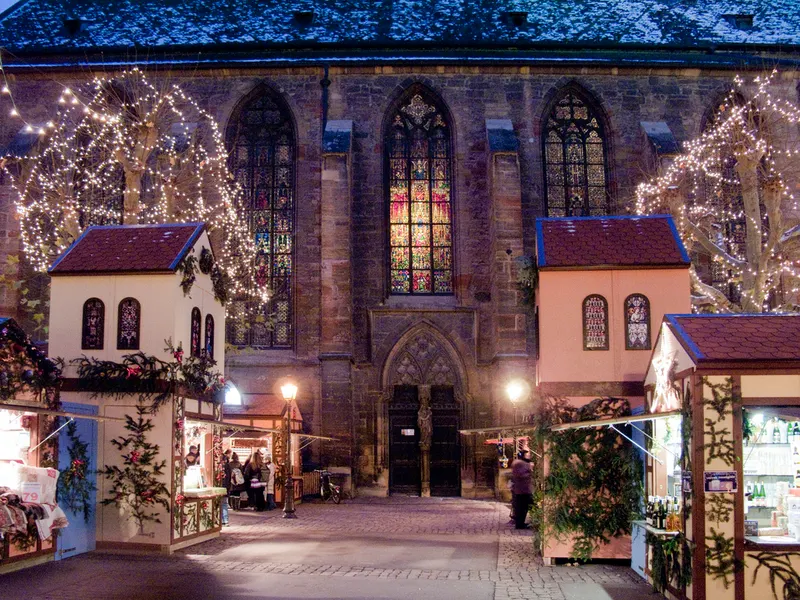 Marché de Noël de Colmar au pied de l'église illuminée
