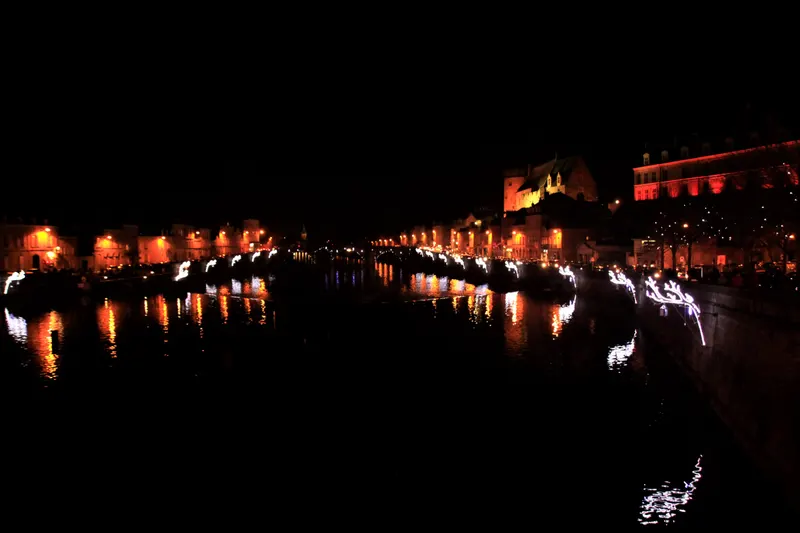 Quais de la Mayenne illuminés à Laval la nuit