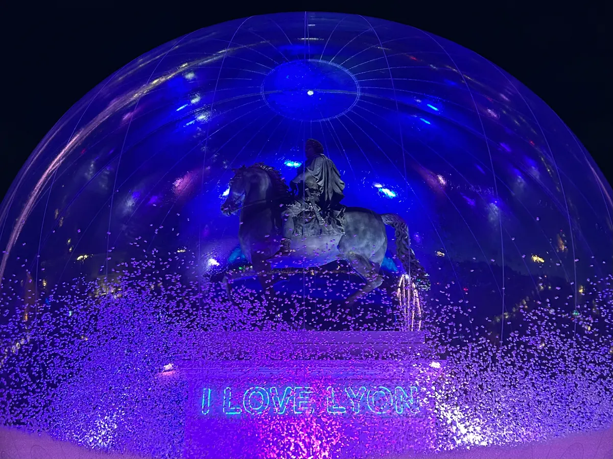 Installation « I love Lyon » en globe de neige sur la place Bellecour pendant la Fête des Lumières