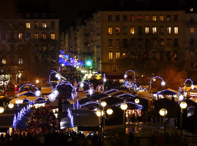 Marché de Noël de Lyon illuminé le soir du 8 décembre