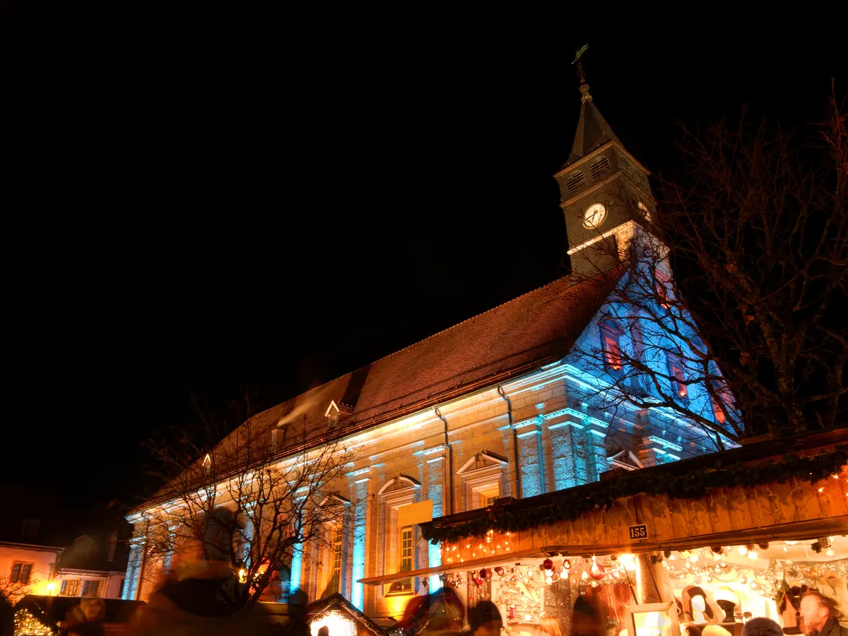 Temple Saint-Martin de Montbéliard éclairé en bleu pendant les Lumières de Noël
