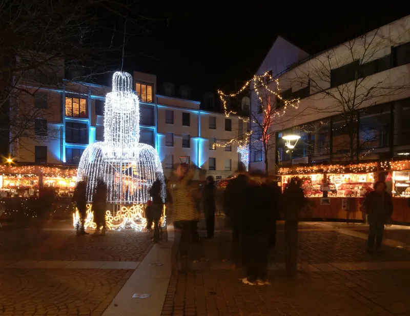 Fontaine lumineuse et chalets du marché de Noël de Montbéliard