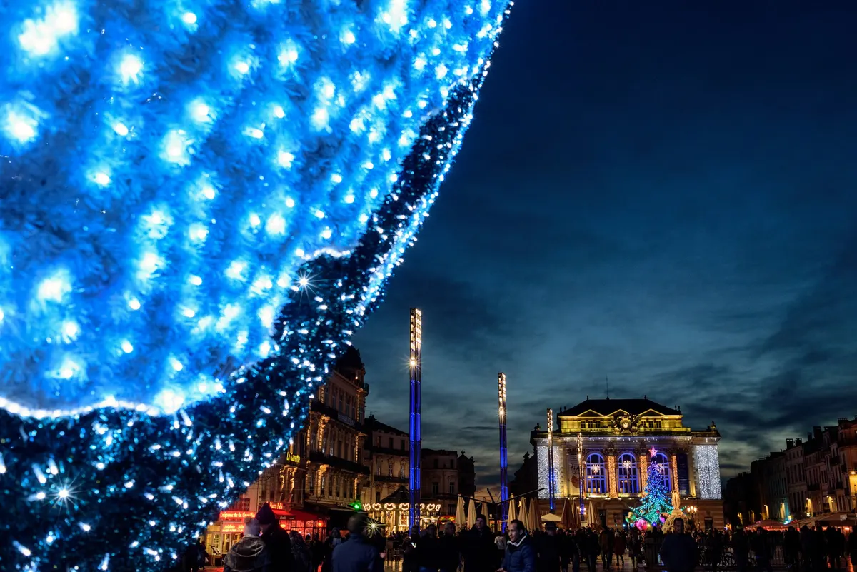 Globe lumineux et opéra place de la Comédie à Montpellier au crépuscule