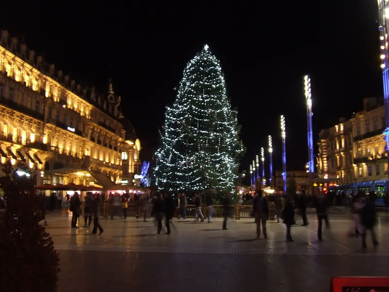Grand sapin illuminé place de la Comédie à Montpellier