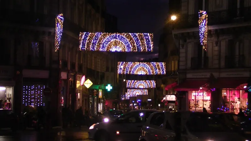 Arches lumineuses au-dessus d'une rue de Nantes à Noël