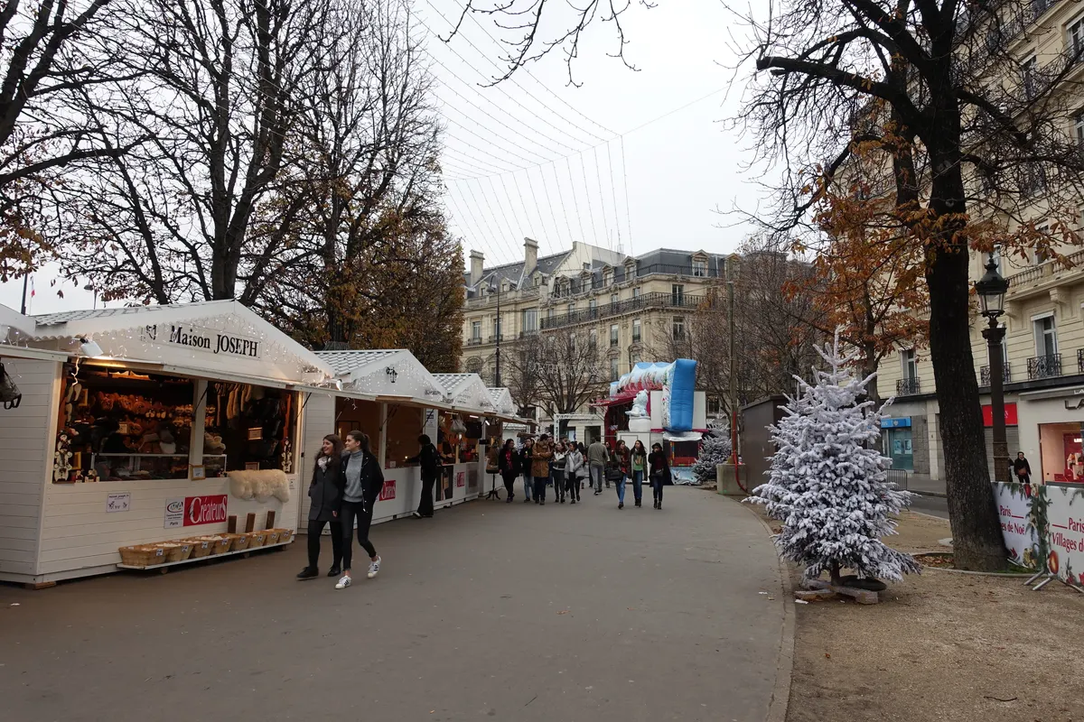 Chalets du marché de Noël des Champs-Élysées à Paris
