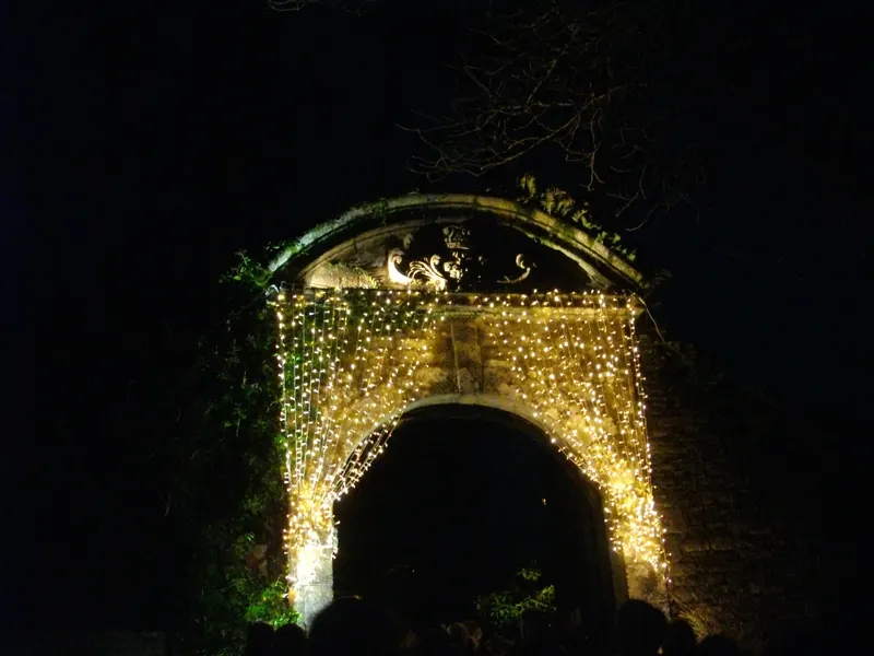 Porche du château de Rochefort-en-Terre éclairé de guirlandes