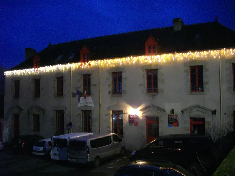 Façade de l'école de Rochefort-en-Terre soulignée de lumières de Noël
