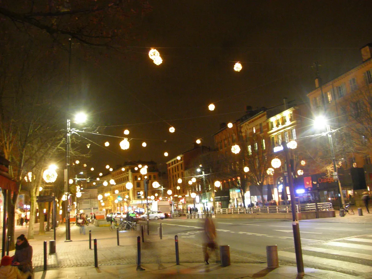 Boules lumineuses suspendues place Esquirol à Toulouse la nuit