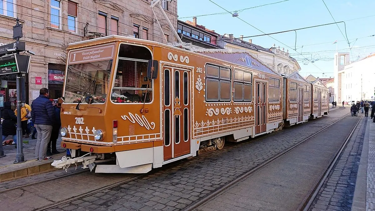 A miskolci adventi fényvillamos mézeskalács-mintás díszítéssel