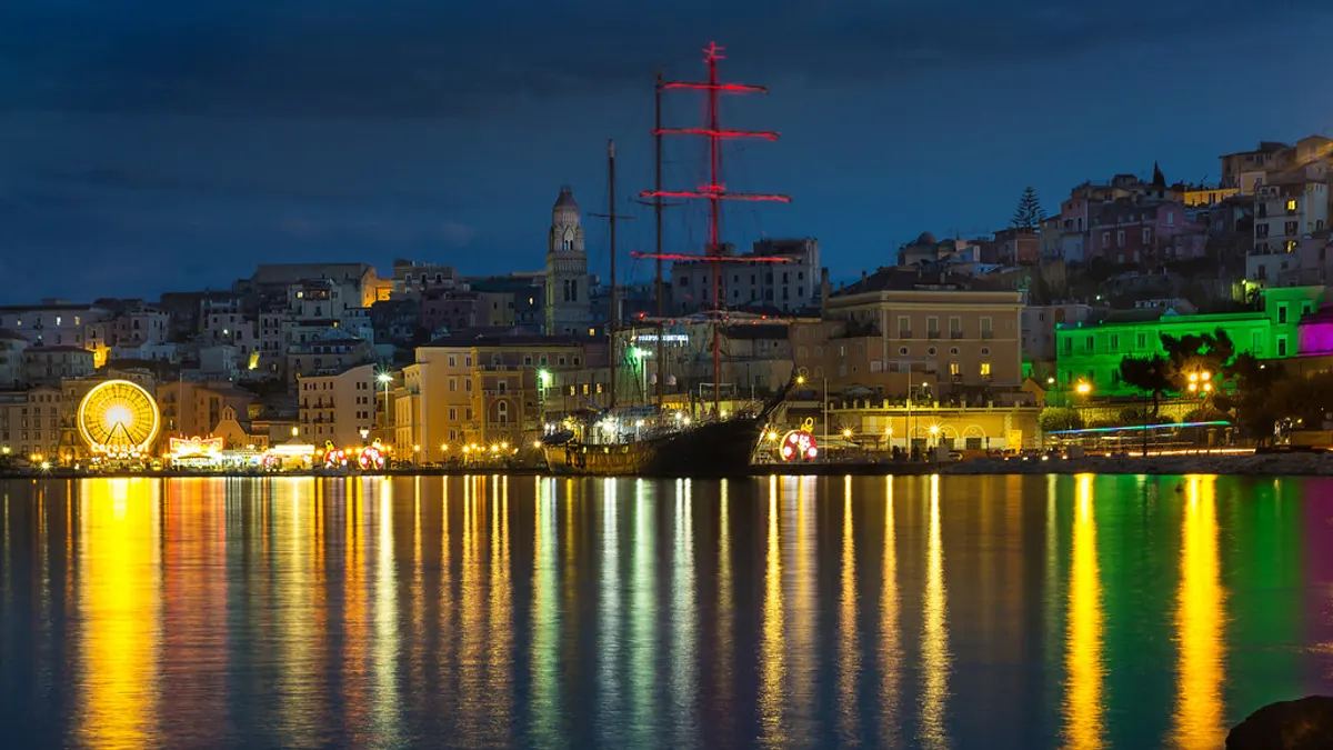 Luminarie sul porto di Gaeta di sera