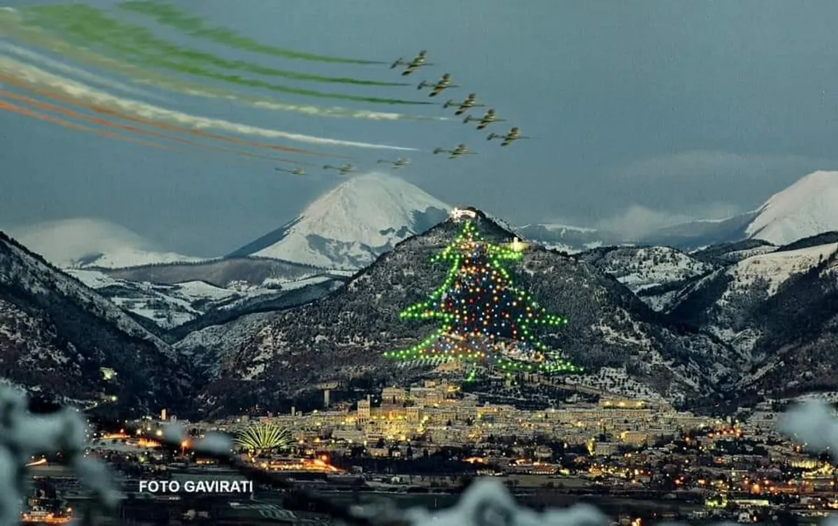 L'albero di Natale più grande del mondo acceso sul Monte Ingino sopra Gubbio