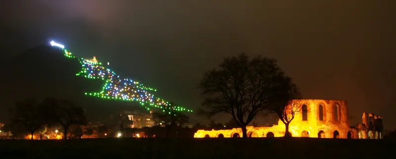 L'albero di Natale luminoso sul Monte Ingino di Gubbio visto di notte