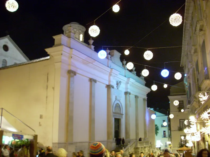 Sfere luminose davanti alla facciata del Duomo di Salerno a Natale