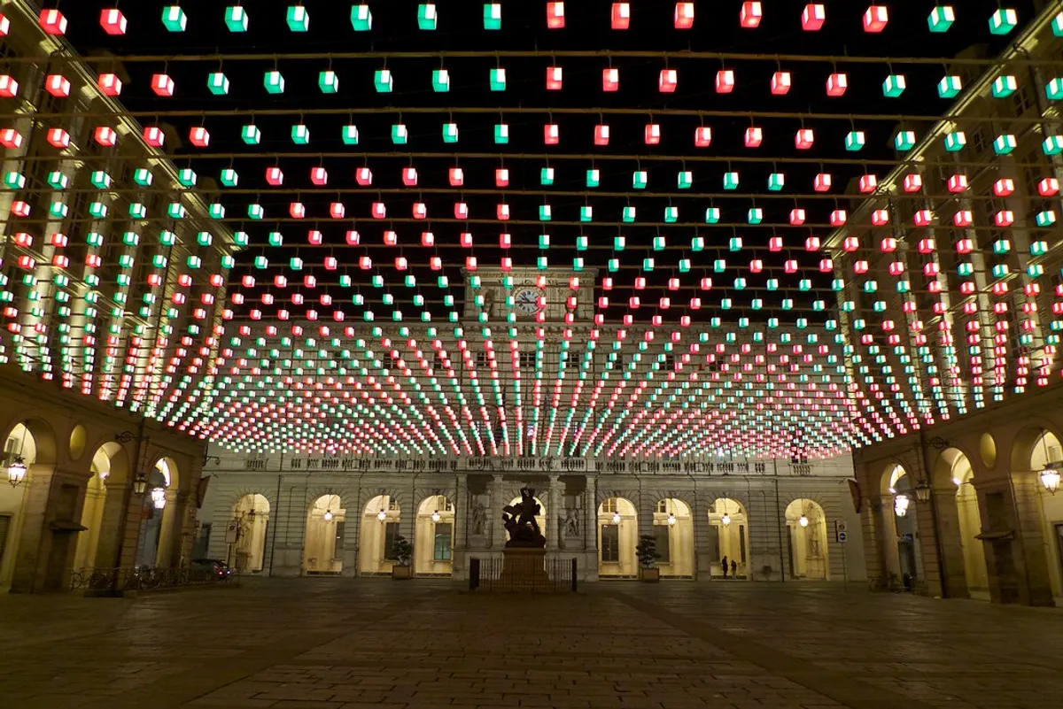 Piazza San Carlo a Torino coperta da migliaia di lanterne luminose durante Luci d'Artista